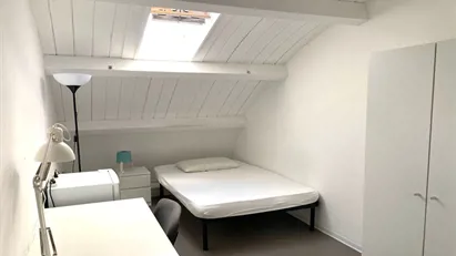 Room for rent in Roma Municipio VI – Roma Delle Torri, Rome