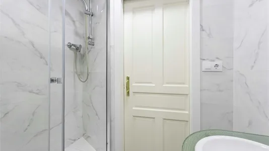 Rooms in Barcelona Ciutat Vella - photo 9
