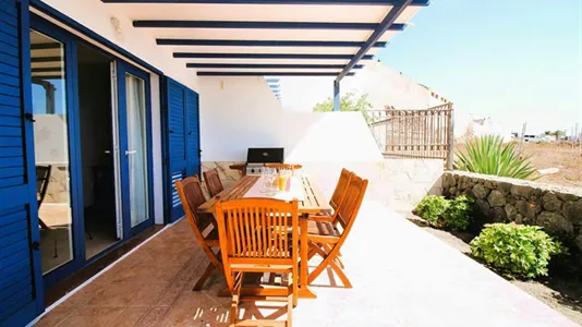 Houses in Arrecife - photo 3