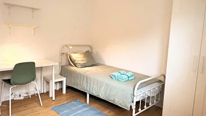 Room for rent in Almada, Setúbal (Distrito)