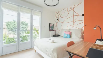 Room for rent in L'Haÿ-les-Roses, Île-de-France