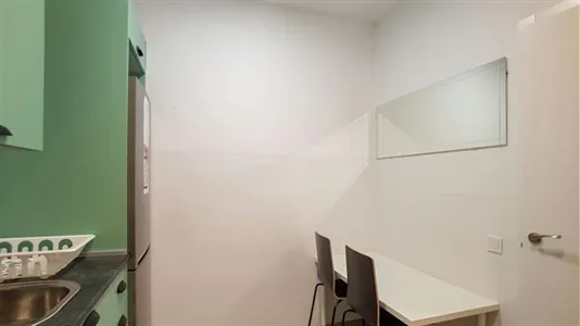 Rooms in Barcelona Eixample - photo 8