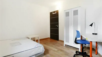 Room for rent in L'Haÿ-les-Roses, Île-de-France