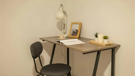 Rooms in Barcelona Ciutat Vella - photo 4