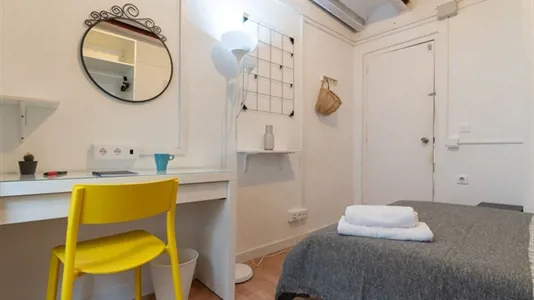 Rooms in Barcelona Ciutat Vella - photo 2