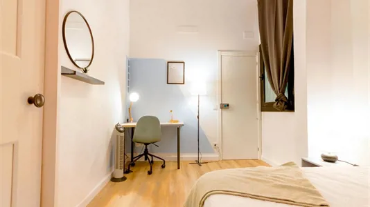 Rooms in Barcelona Ciutat Vella - photo 2