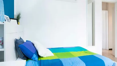 Room for rent in Milano Zona 8 - Fiera, Gallaratese, Quarto Oggiaro, Milan