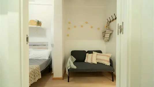 Rooms in Barcelona Ciutat Vella - photo 4