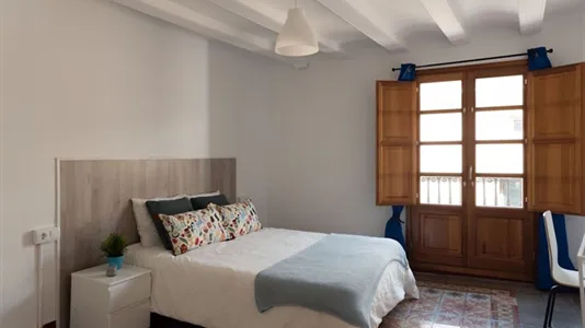 Rooms in Barcelona Ciutat Vella - photo 8