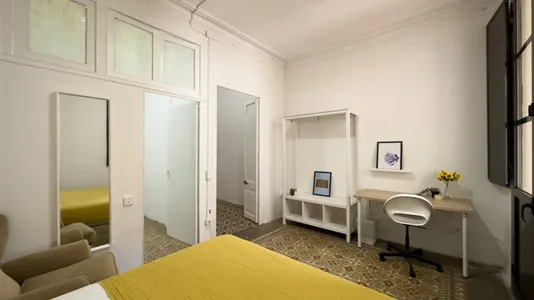 Rooms in Barcelona Ciutat Vella - photo 2