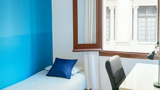 Rooms in Barcelona Ciutat Vella - photo 4