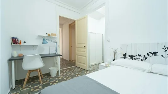 Rooms in Barcelona Ciutat Vella - photo 5