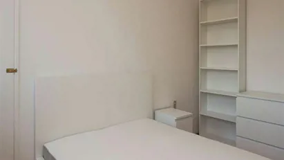 Room for rent in Milano Zona 6 - Barona, Lorenteggio, Milan
