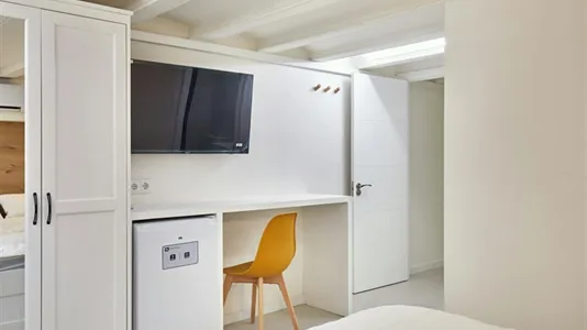 Rooms in Barcelona Ciutat Vella - photo 10
