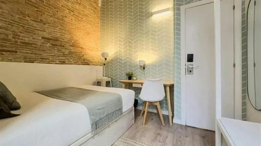 Rooms in Barcelona Ciutat Vella - photo 2