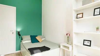 Room for rent in Milano Zona 6 - Barona, Lorenteggio, Milan