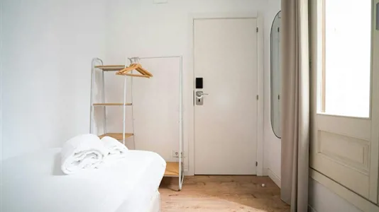 Rooms in Barcelona Ciutat Vella - photo 3