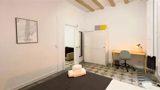 Rooms in Barcelona Ciutat Vella - photo 2