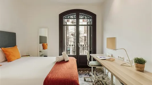 Rooms in Barcelona Eixample - photo 8