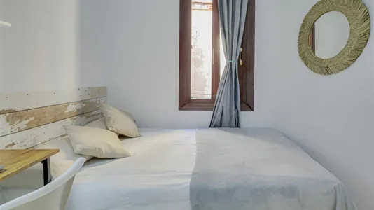 Rooms in Barcelona Ciutat Vella - photo 2