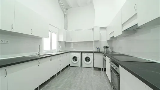 Rooms in Barcelona Ciutat Vella - photo 9