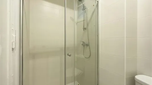 Rooms in Barcelona Ciutat Vella - photo 9