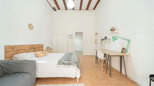 Rooms in Barcelona Ciutat Vella - photo 3