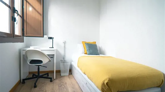 Rooms in Barcelona Ciutat Vella - photo 2