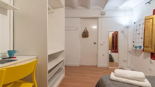 Rooms in Barcelona Ciutat Vella - photo 2