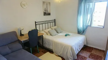 Room for rent in Hacienda de Su Eminencia, Andalucía