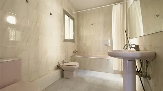 Rooms in Barcelona Ciutat Vella - photo 9